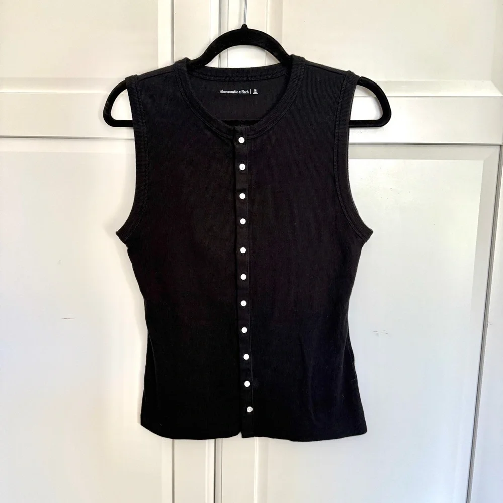 Abercrombie & Fitch Black Sleeveless Button-Down Shirt - Picture 2 of 7